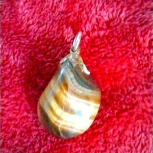 Vintage tiger eye pendant in like new condition